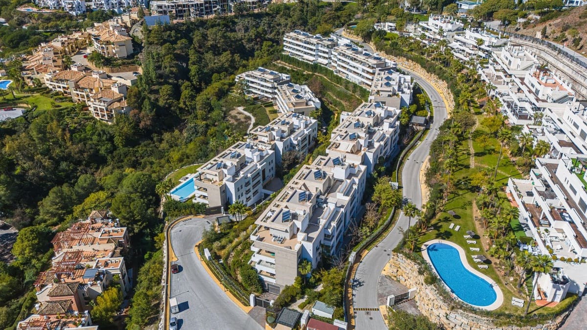 3 bedroom Apartment for sale in Benahavis with pool - € 649,000 (Ref: 9631516)
