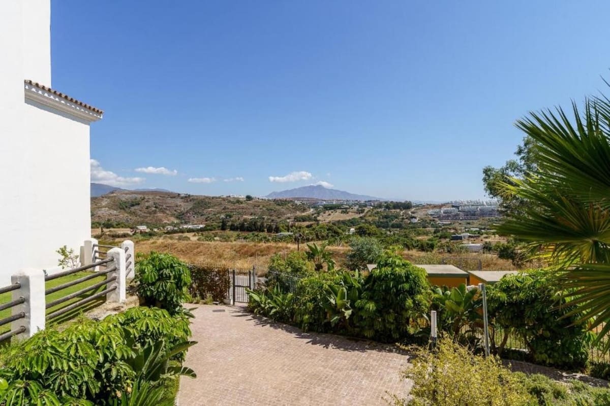 2 bedroom Penthouse for sale in Estepona with pool - € 450,000 (Ref: 9650559)
