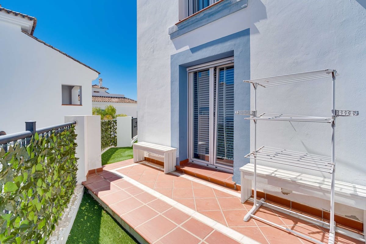 3 bedroom Apartment for sale in Benahavis with pool - € 665,000 (Ref: 9786774)