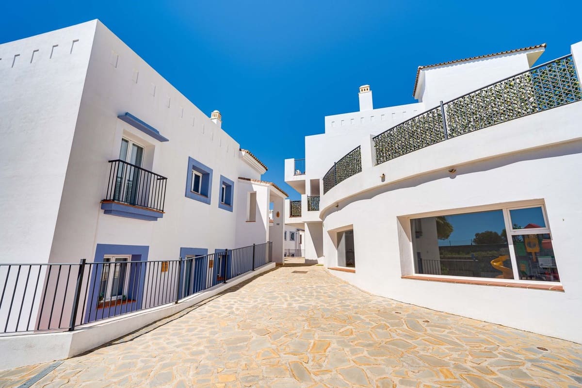 3 bedroom Apartment for sale in Benahavis with pool - € 665,000 (Ref: 9786774)