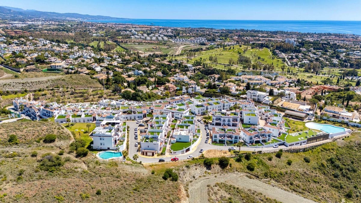 3 bedroom Apartment for sale in Benahavis with pool - € 665,000 (Ref: 9786774)