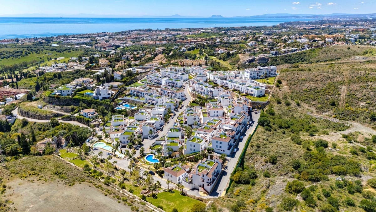 3 bedroom Apartment for sale in Benahavis with pool - € 665,000 (Ref: 9786774)