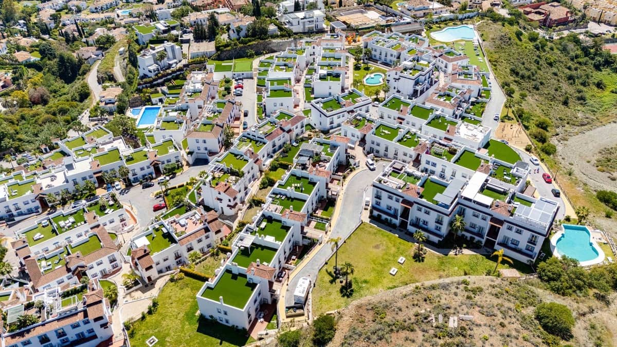 3 bedroom Apartment for sale in Benahavis with pool - € 665,000 (Ref: 9786774)