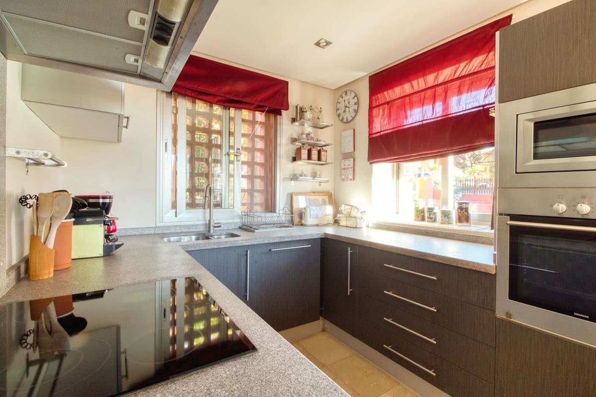 4 Zimmer Haus zu verkaufen in Manilva mit Pool - 539.000 € (Ref: 9803781)