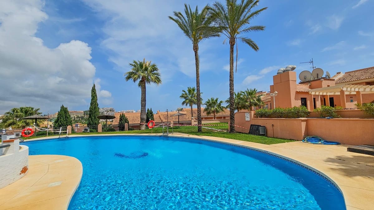 2 soveværelse Lejlighed til salg i Riviera del Sol med swimmingpool - € 310.000 (Ref: 9932222)