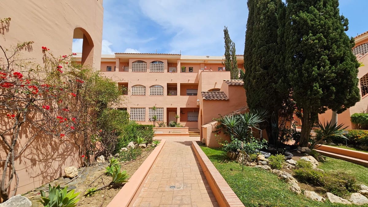 2 soveværelse Lejlighed til salg i Riviera del Sol med swimmingpool - € 310.000 (Ref: 9932222)
