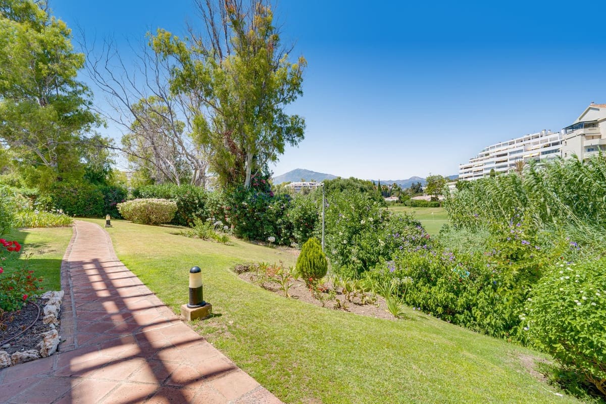 2 bedroom Apartment for sale in Guadalmina with pool - € 449,000 (Ref: 9961237)
