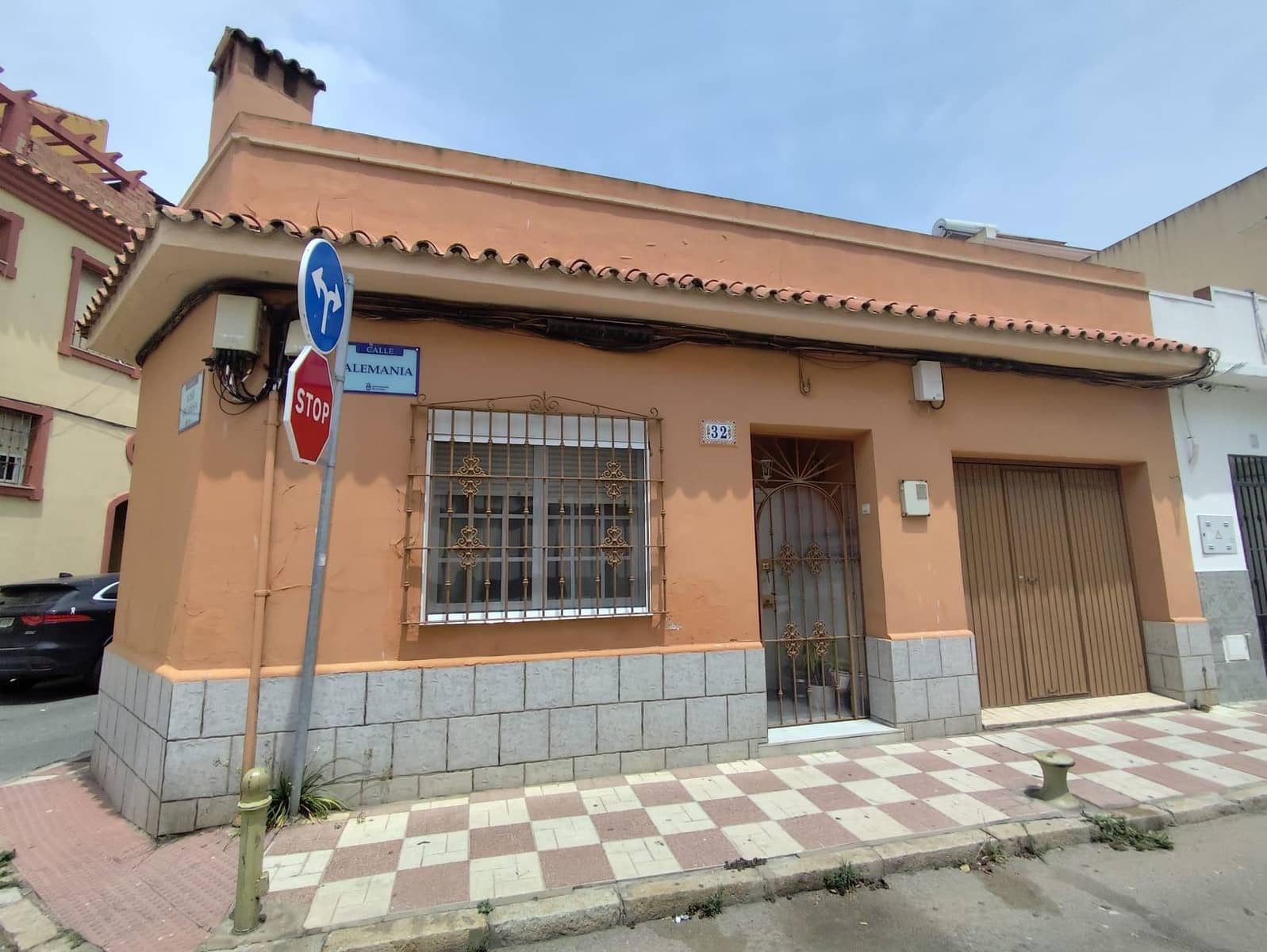 3 soveværelse Semi-Rækkehus til salg i La Linea de la Concepcion med garage - € 230.000 (Ref: 9051234)