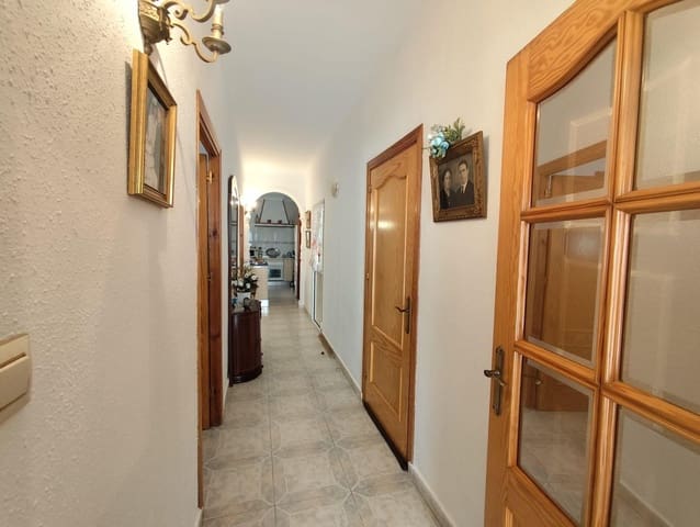 3 soveværelse Semi-Rækkehus til salg i La Línea de la Concepción med garage - € 230.000 (Ref: 9051234)