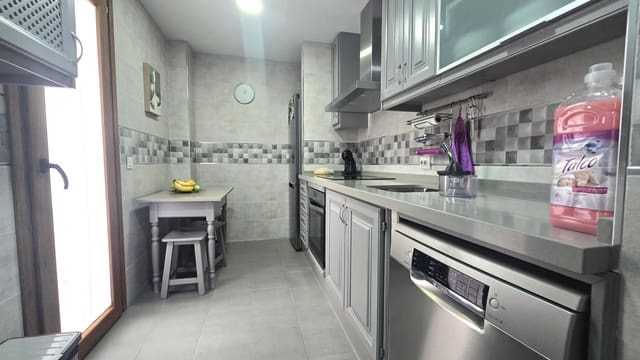 4 slaapkamer Rijtjeshuis te koop in La Línea de la Concepción met garage - € 260.000 (Ref: 9228756)