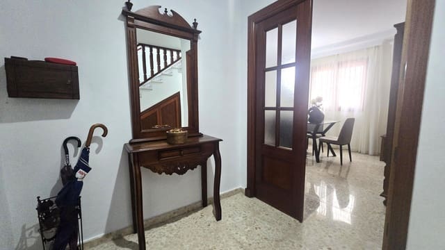 4 slaapkamer Rijtjeshuis te koop in La Línea de la Concepción met garage - € 260.000 (Ref: 9228756)