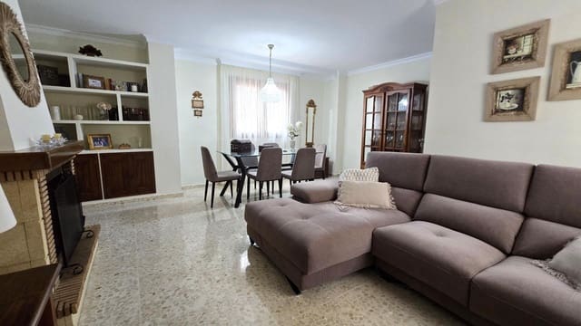 4 slaapkamer Rijtjeshuis te koop in La Línea de la Concepción met garage - € 260.000 (Ref: 9228756)