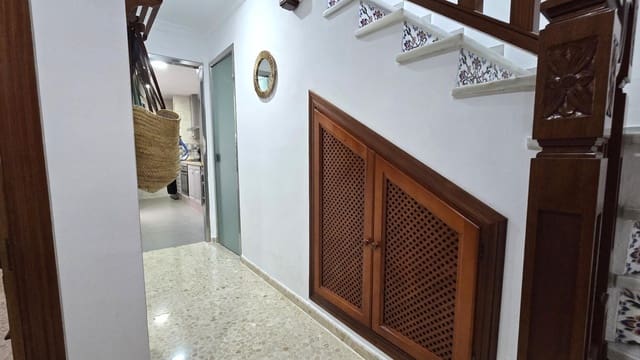 4 slaapkamer Rijtjeshuis te koop in La Línea de la Concepción met garage - € 260.000 (Ref: 9228756)