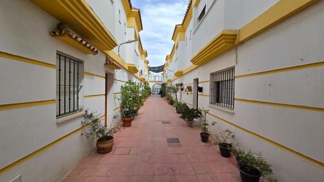 4 slaapkamer Rijtjeshuis te koop in La Línea de la Concepción met garage - € 260.000 (Ref: 9228756)
