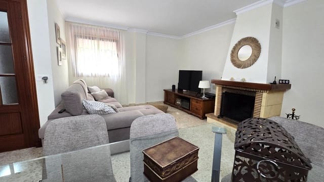 4 slaapkamer Rijtjeshuis te koop in La Línea de la Concepción met garage - € 260.000 (Ref: 9228756)