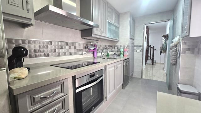 4 slaapkamer Rijtjeshuis te koop in La Línea de la Concepción met garage - € 260.000 (Ref: 9228756)