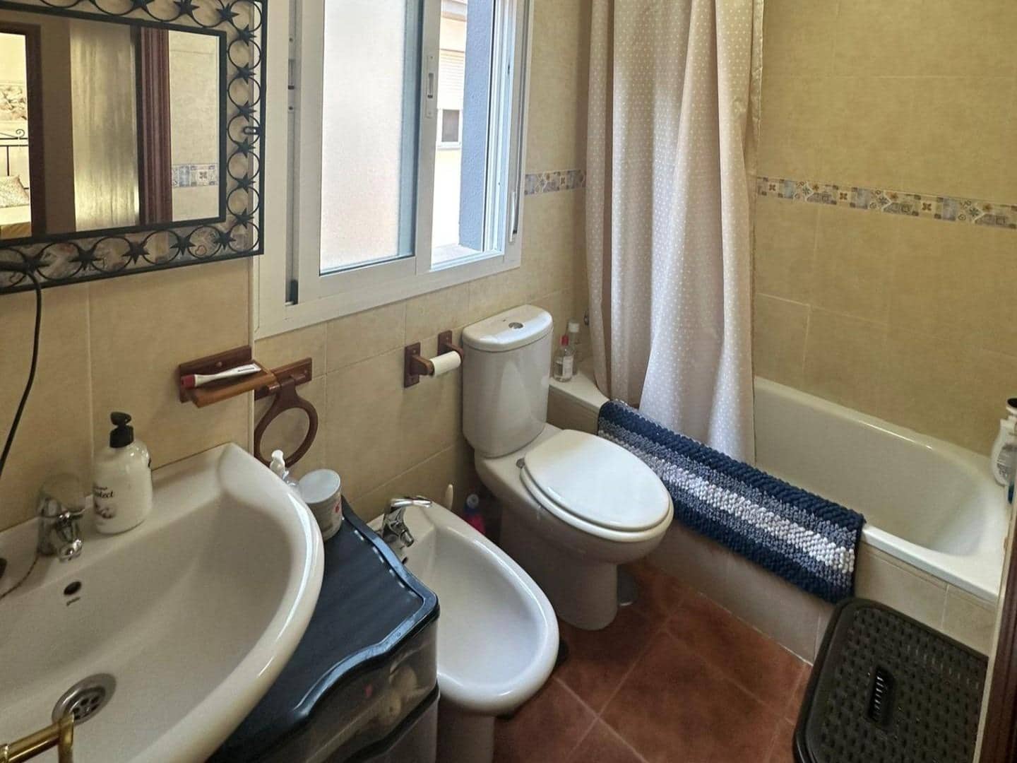 3 slaapkamer Rijtjeshuis te koop in La Linea de la Concepcion met garage - € 255.500 (Ref: 9262807)