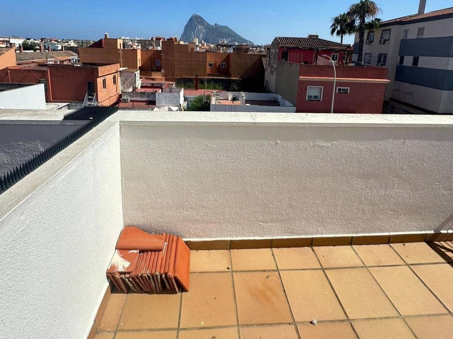 3 slaapkamer Rijtjeshuis te koop in La Linea de la Concepcion met garage - € 255.500 (Ref: 9262807)