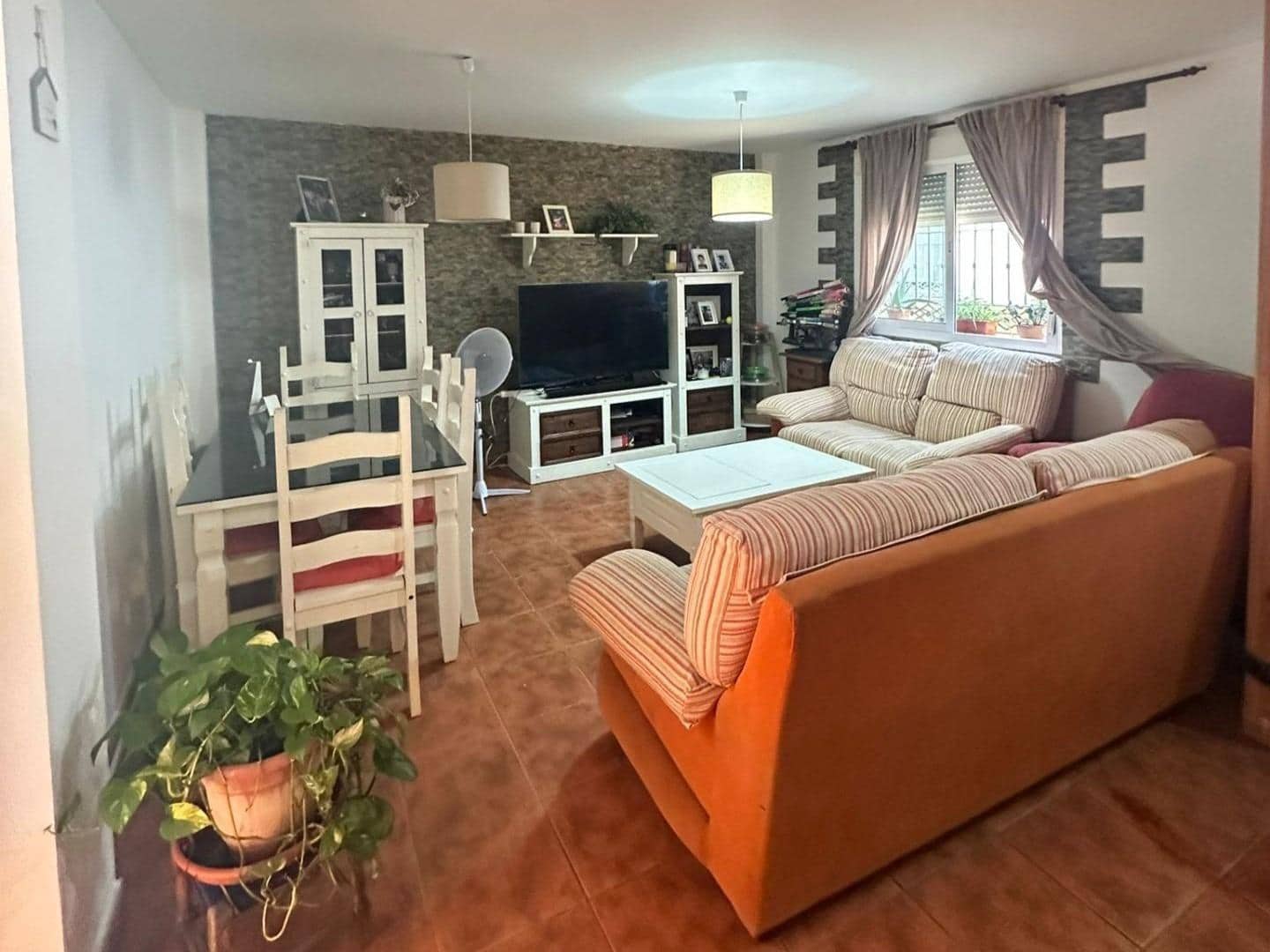 3 slaapkamer Rijtjeshuis te koop in La Linea de la Concepcion met garage - € 255.500 (Ref: 9262807)