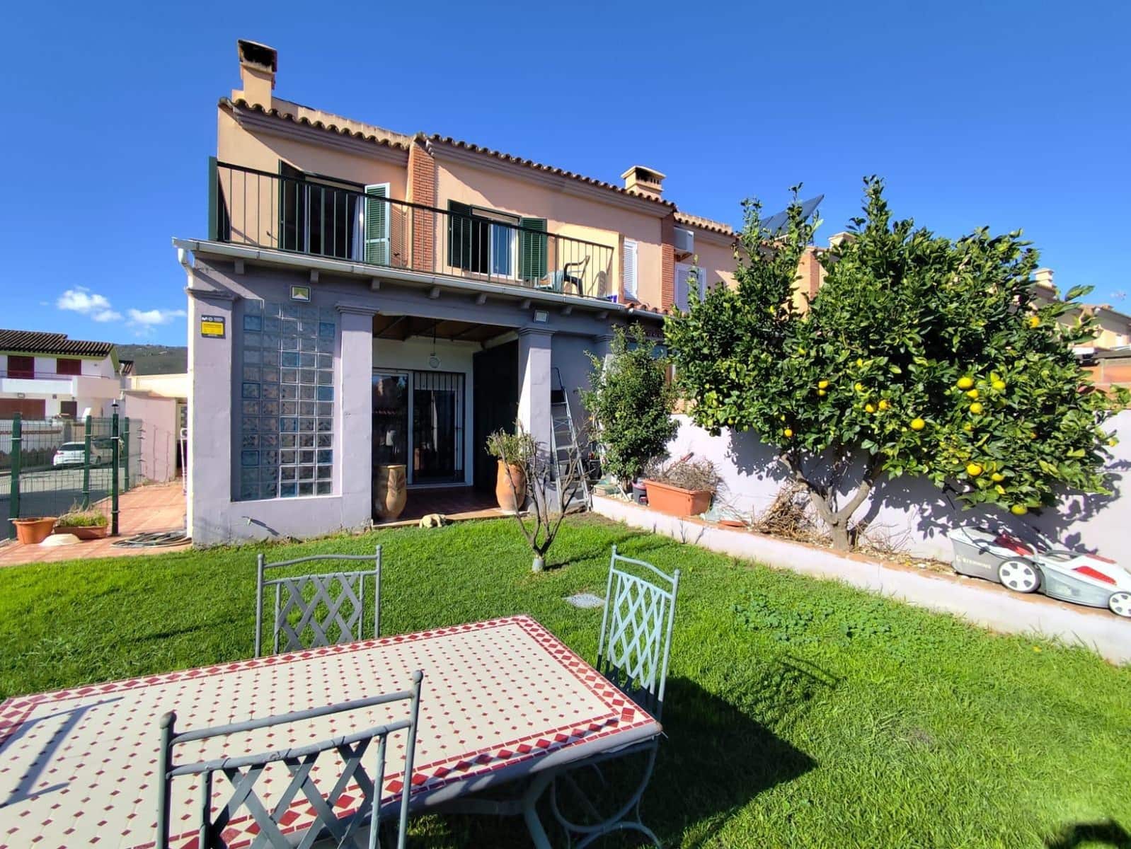 3 soverom Kjedet enebolig til salgs i La Linea de la Concepcion med svømmebasseng - € 288 000 (Ref: 9533962)