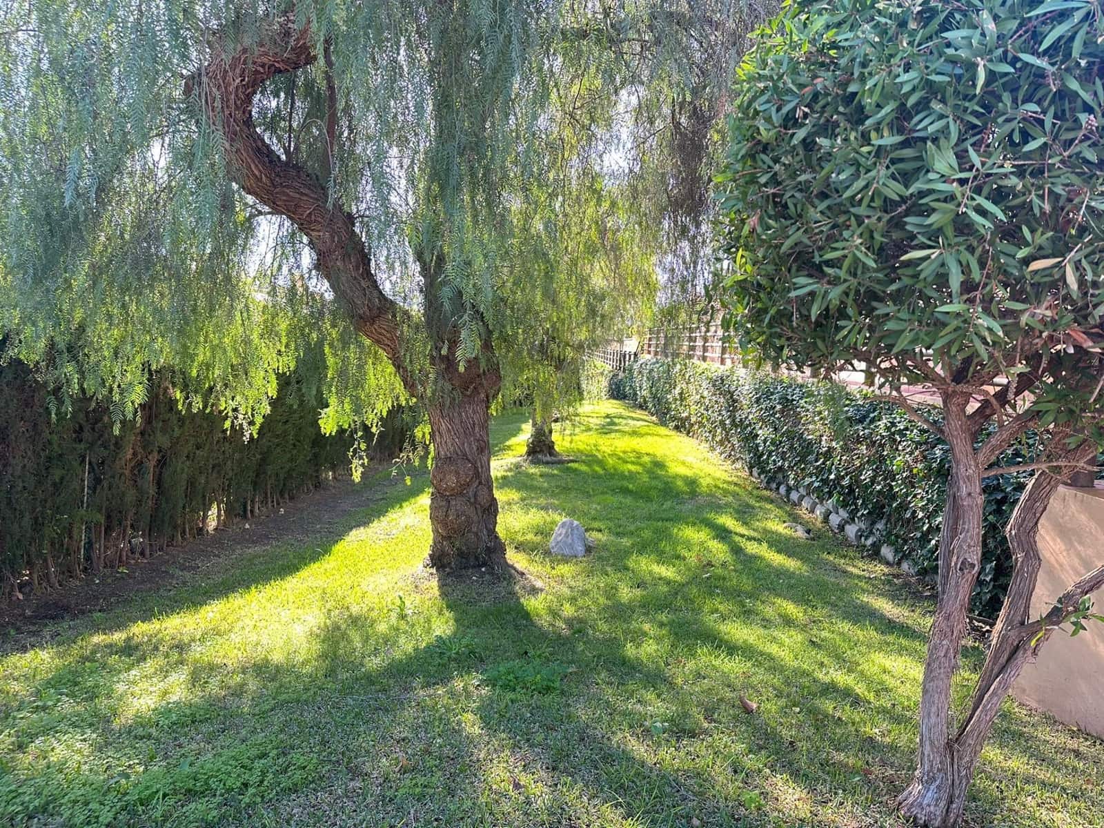 3 soverom Kjedet enebolig til salgs i La Linea de la Concepcion med svømmebasseng - € 288 000 (Ref: 9533962)