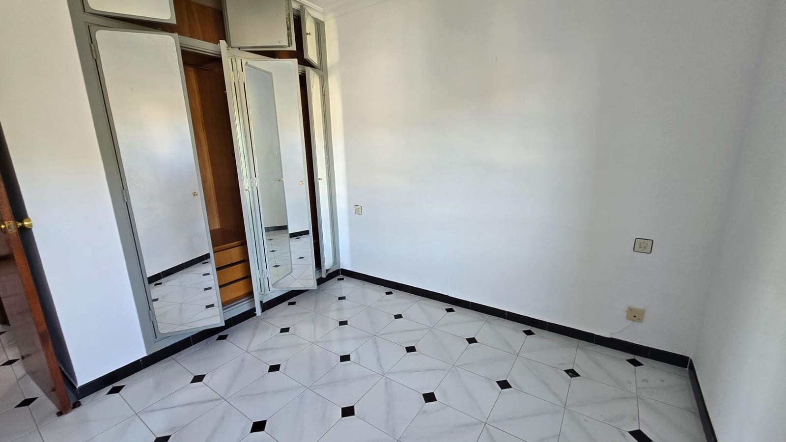 3 bedroom Flat for sale in La Linea de la Concepcion - € 138,500 (Ref: 9605200)