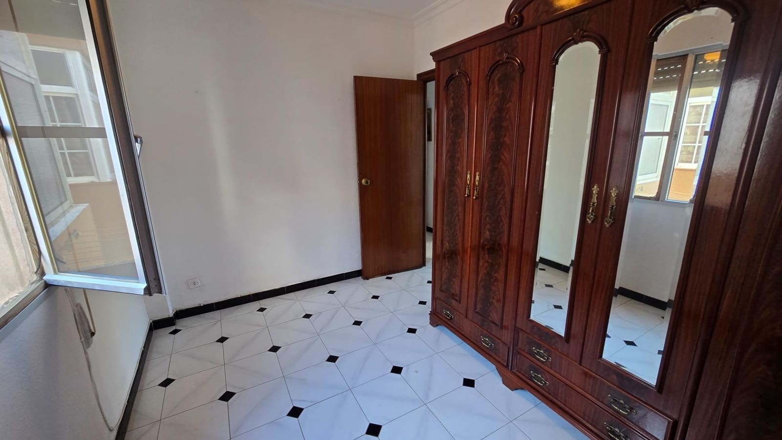 3 bedroom Flat for sale in La Linea de la Concepcion - € 138,500 (Ref: 9605200)