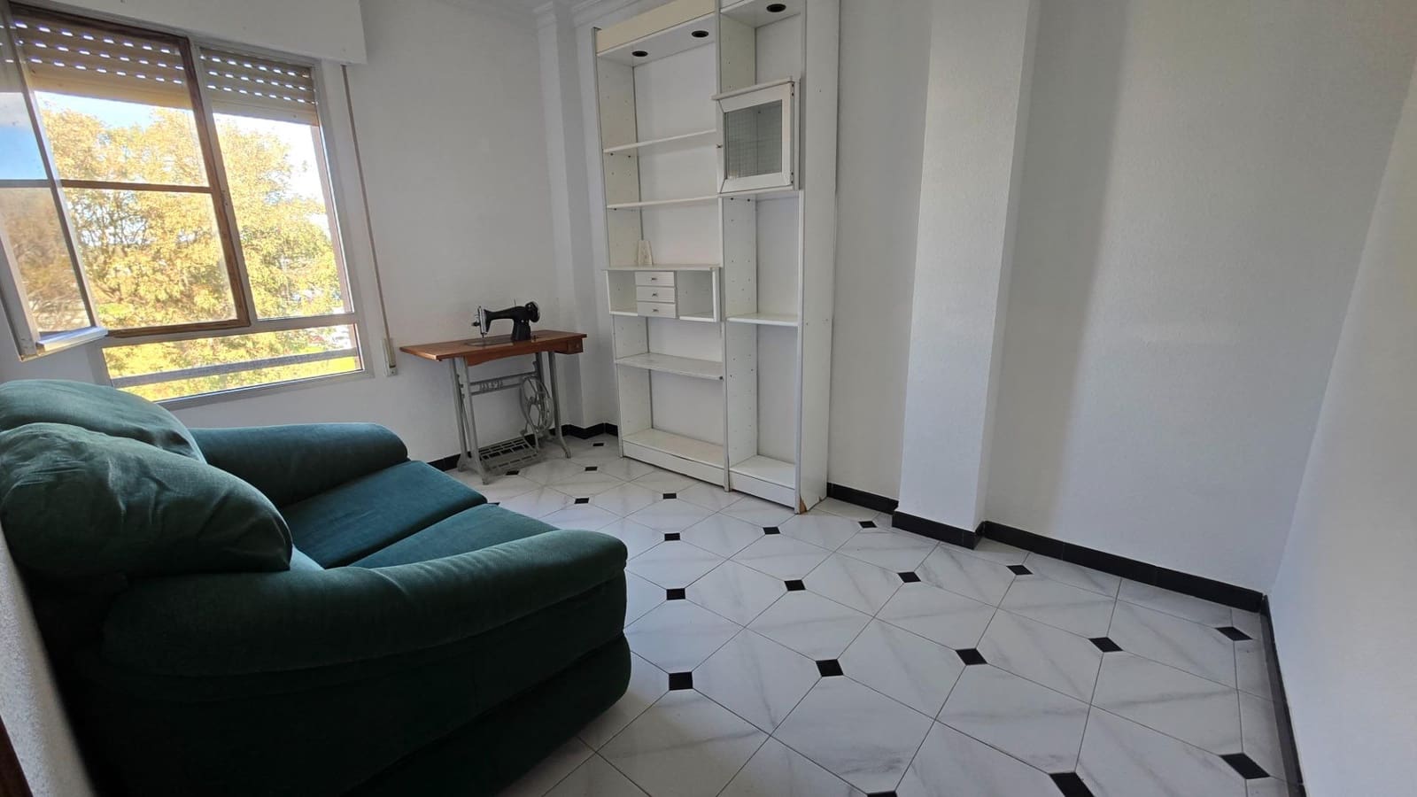 3 bedroom Flat for sale in La Linea de la Concepcion - € 138,500 (Ref: 9605200)