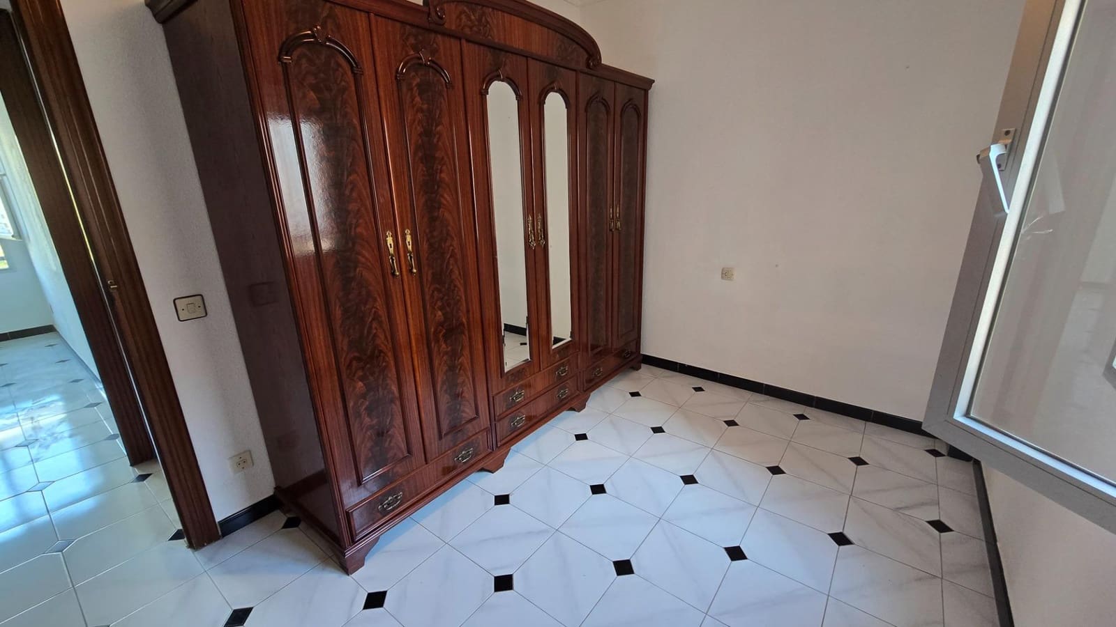 3 bedroom Flat for sale in La Linea de la Concepcion - € 138,500 (Ref: 9605200)