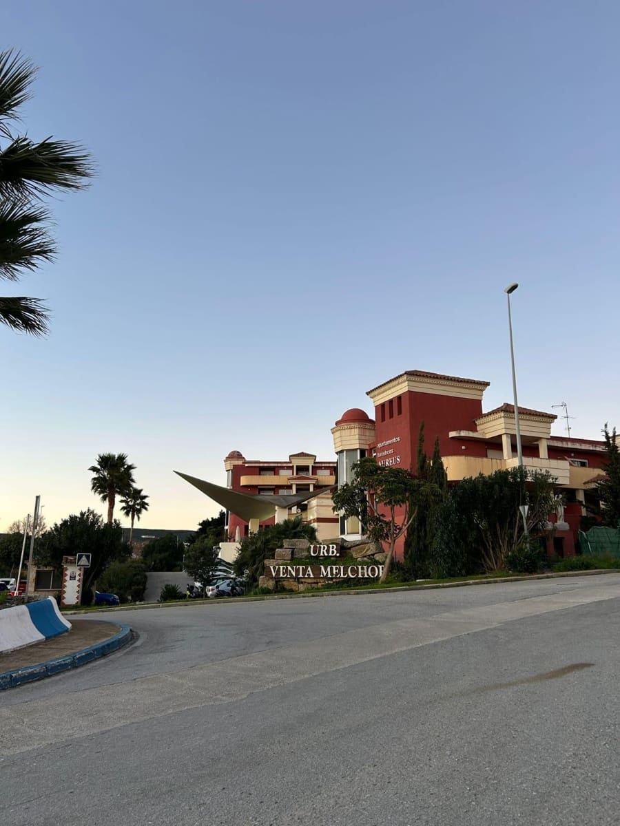 4 sypialnia Dom szeregowy na sprzedaż w La Linea de la Concepcion z basenem - 365 000 € (Ref: 9652217)