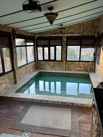 4 sypialnia Dom szeregowy na sprzedaż w La Línea de la Concepción z basenem - 365 000 € (Ref: 9652217)