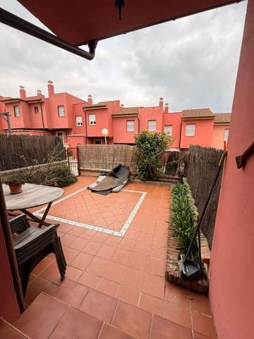 3 soveværelse Semi-Rækkehus til salg i Algeciras med swimmingpool - € 300.000 (Ref: 9698958)