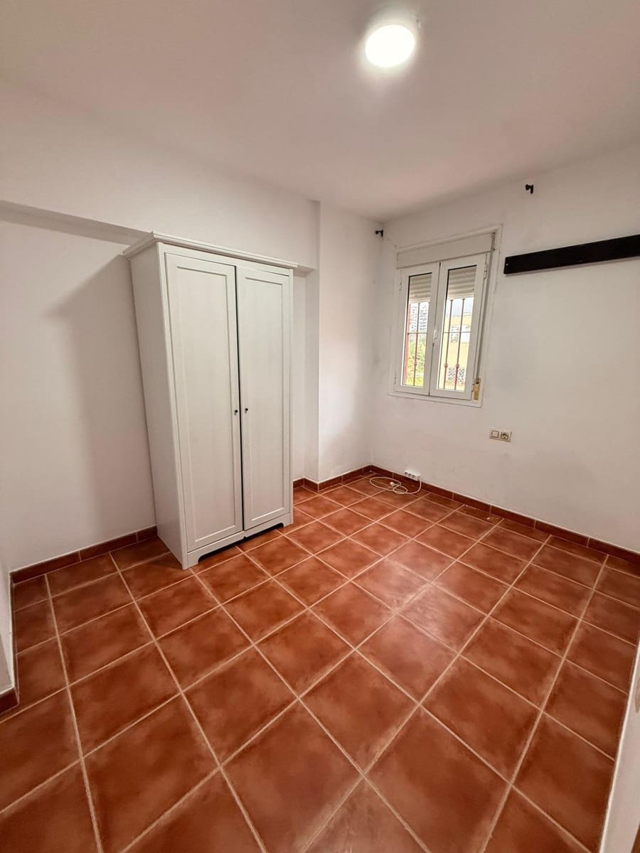 3 soveværelse Semi-Rækkehus til salg i Algeciras med swimmingpool - € 300.000 (Ref: 9698958)