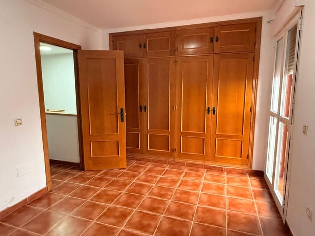 3 soveværelse Semi-Rækkehus til salg i Algeciras med swimmingpool - € 300.000 (Ref: 9698958)