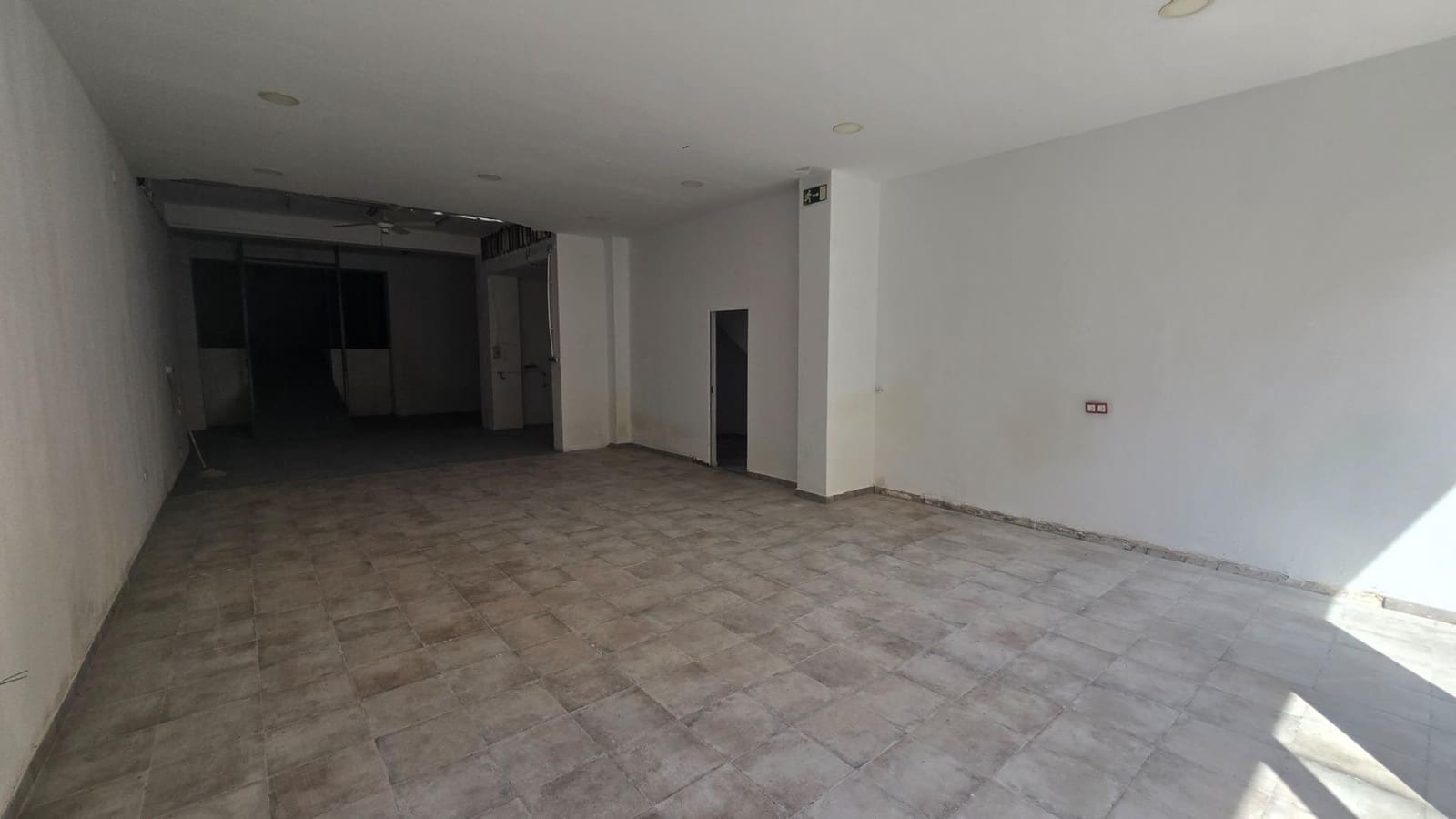 Comercial para venda em La Linea de la Concepcion - 160 000 € (Ref: 9788567)