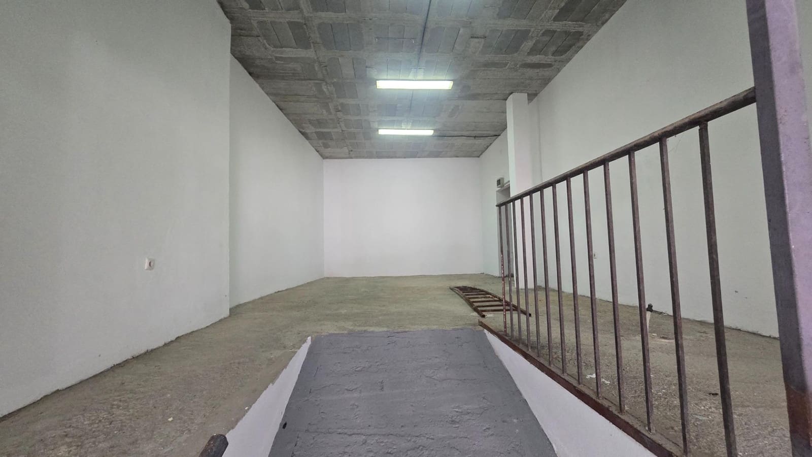 Comercial para venda em La Linea de la Concepcion - 160 000 € (Ref: 9788567)