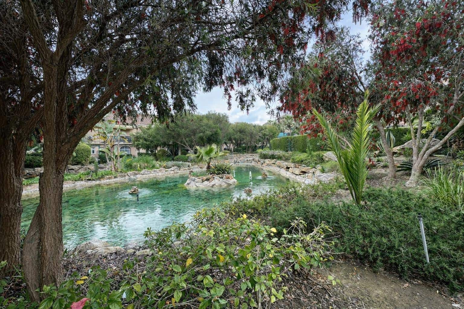 3 chambre Villa/Maison Semi-Mitoyenne à vendre à La Alcaidesa avec piscine - 367 000 € (Ref: 9788571)