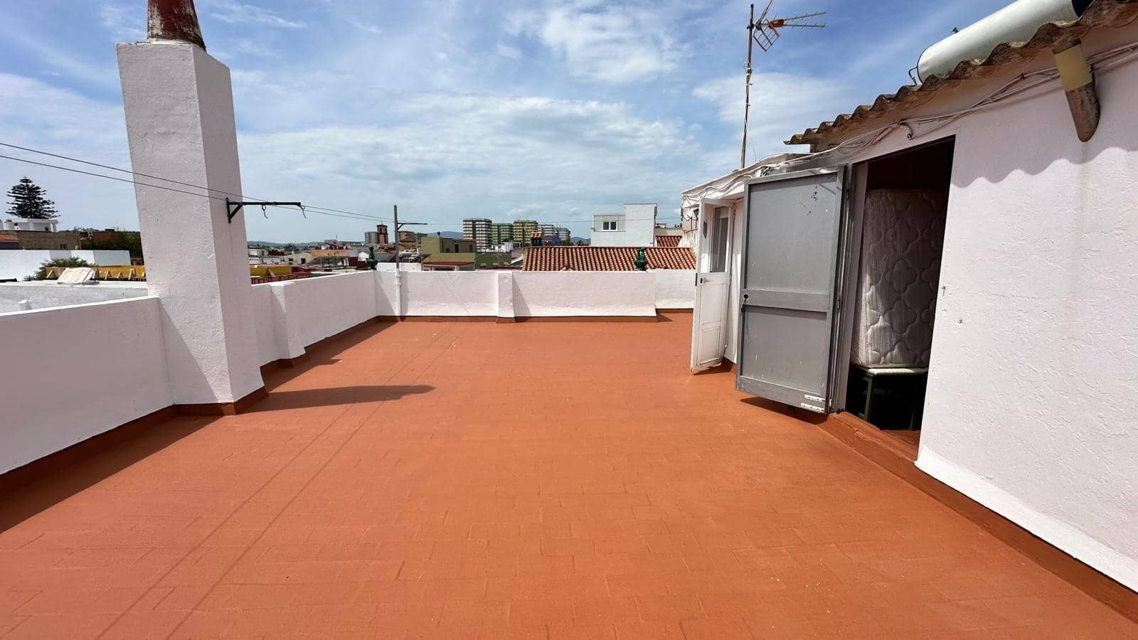 4 soverom Villa til salgs i La Linea de la Concepcion med garasje - € 470 000 (Ref: 9818100)