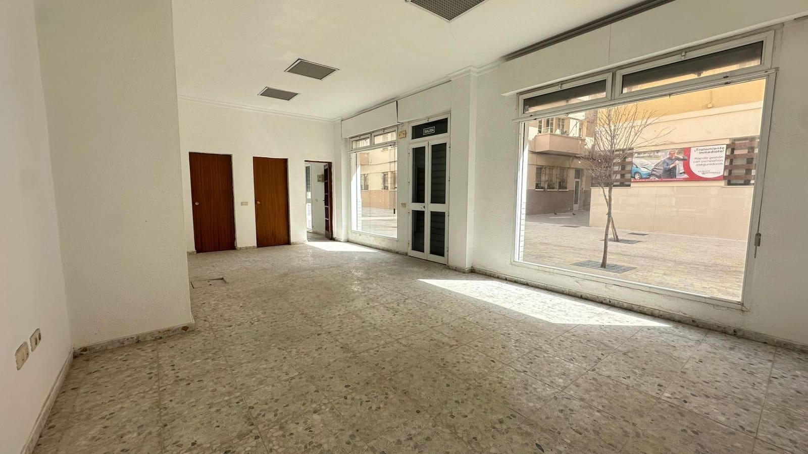 Kommersiell till salu i La Linea de la Concepcion - 213 000 € (Ref: 9825465)
