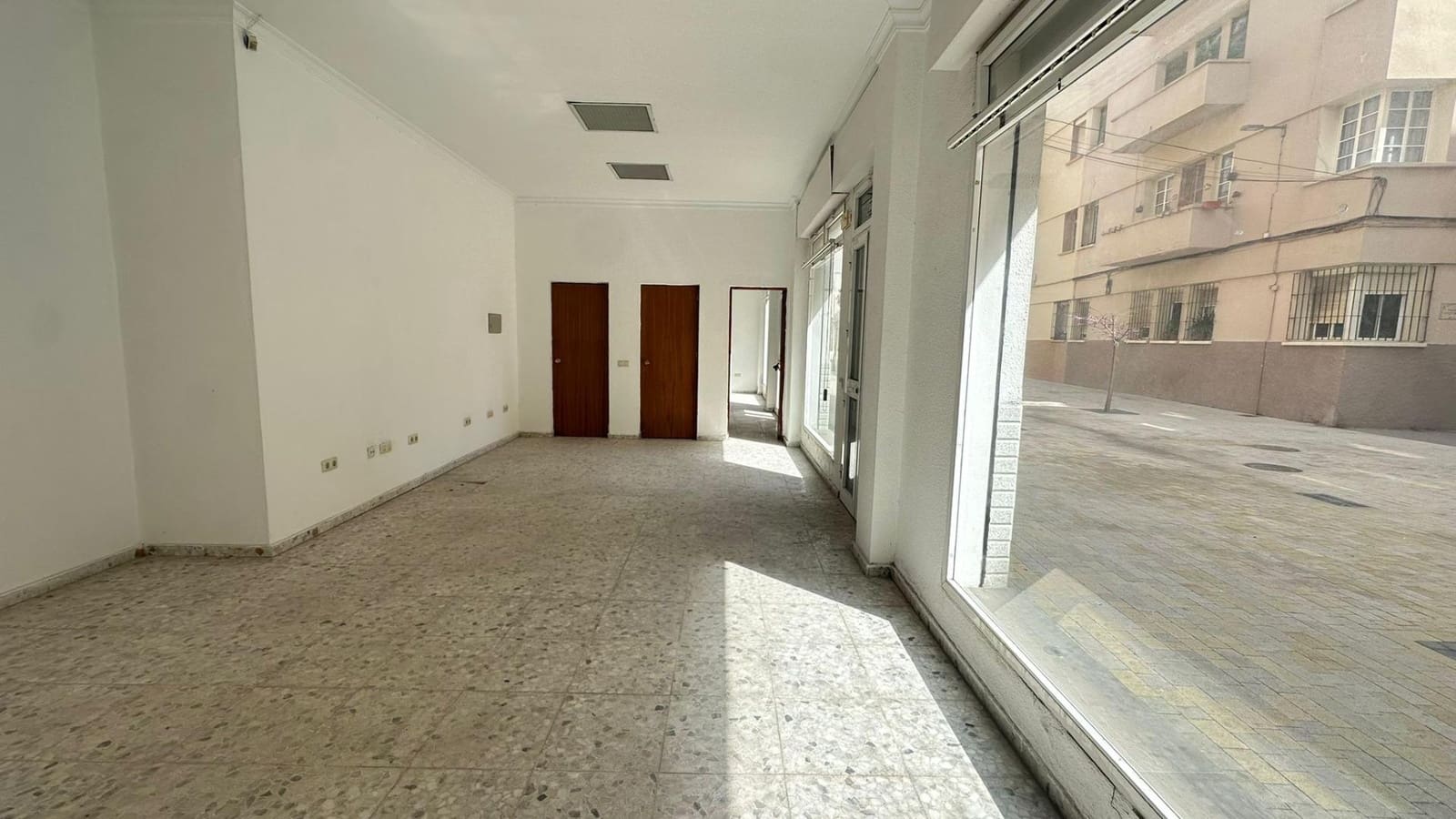 Kommersiell till salu i La Linea de la Concepcion - 213 000 € (Ref: 9825465)
