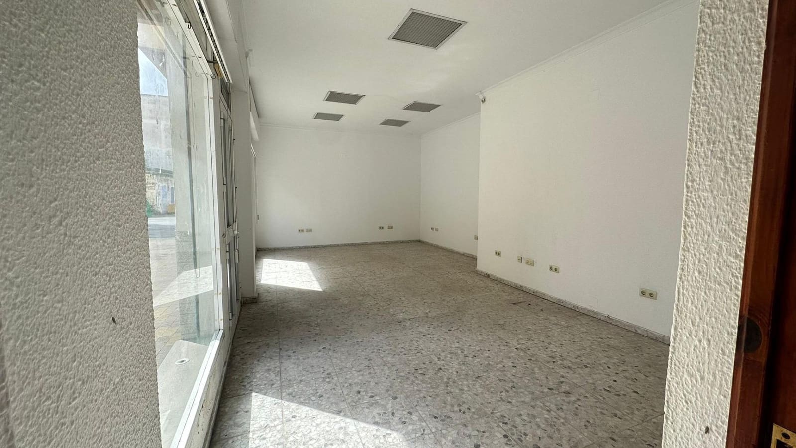Kommersiell till salu i La Linea de la Concepcion - 213 000 € (Ref: 9825465)