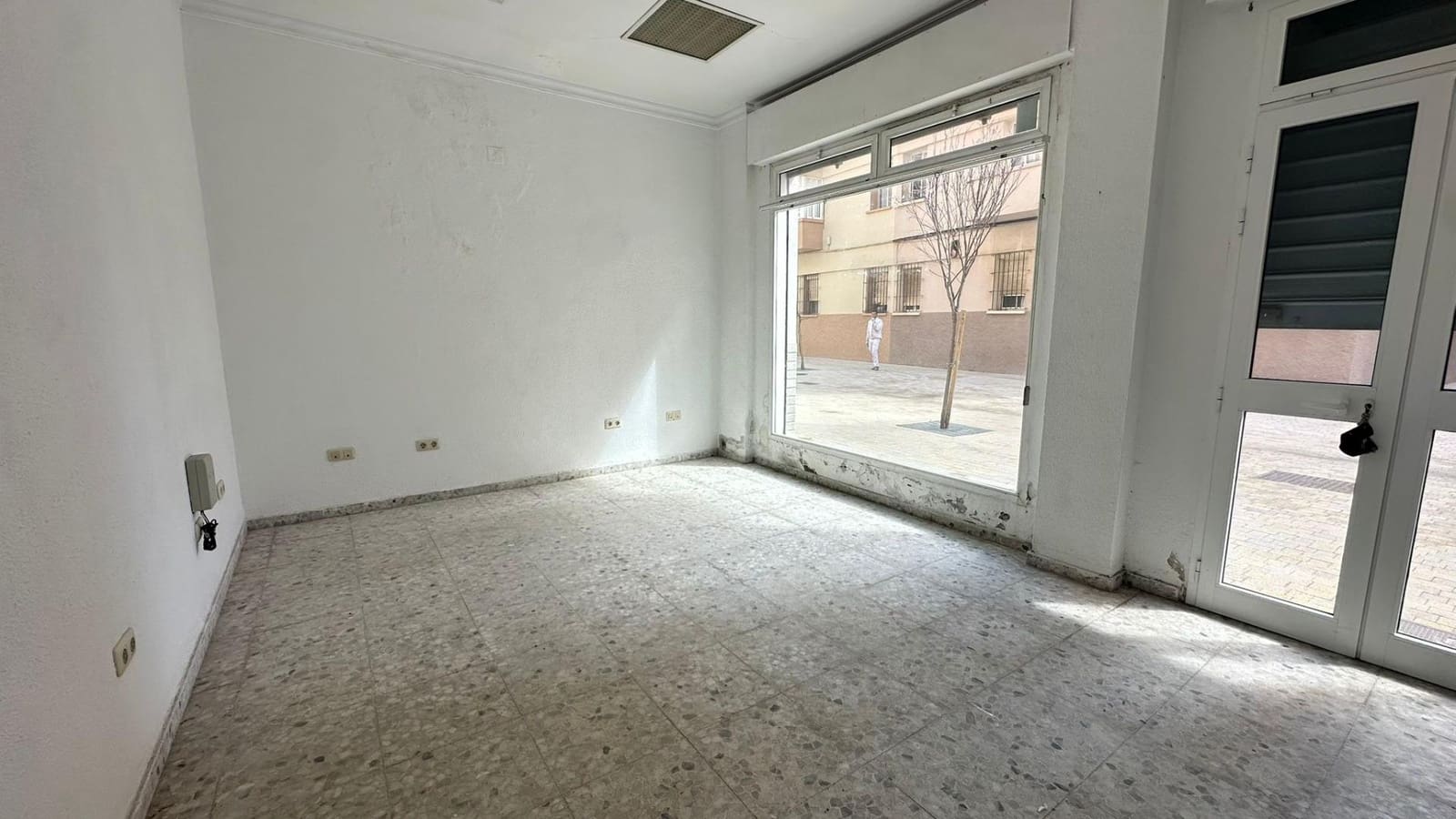 Kommersiell till salu i La Linea de la Concepcion - 213 000 € (Ref: 9825465)
