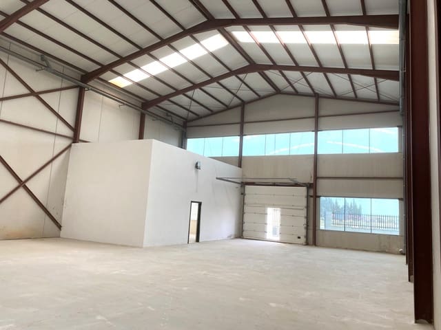 Bedrijf te huur in Cox - € 1.600 (Ref: 8862652)