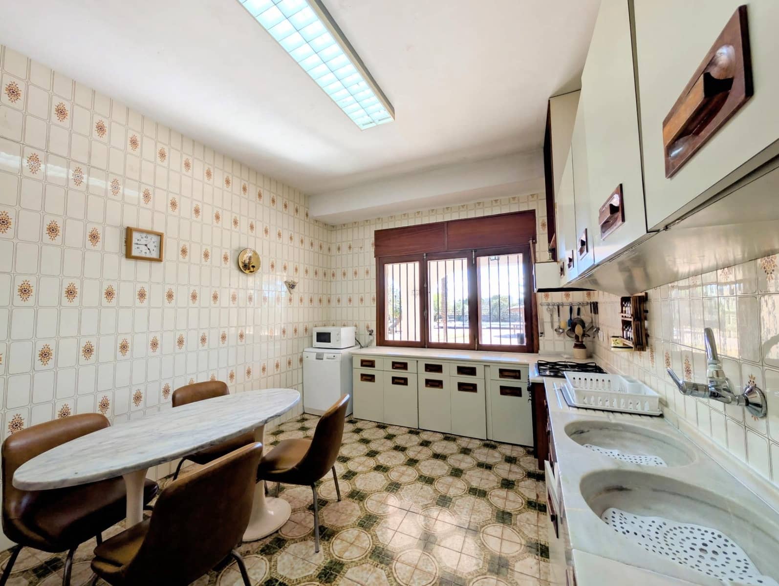 8 bedroom Finca/Country House for sale in Onil with garage - € 550,000 (Ref: 9165902)