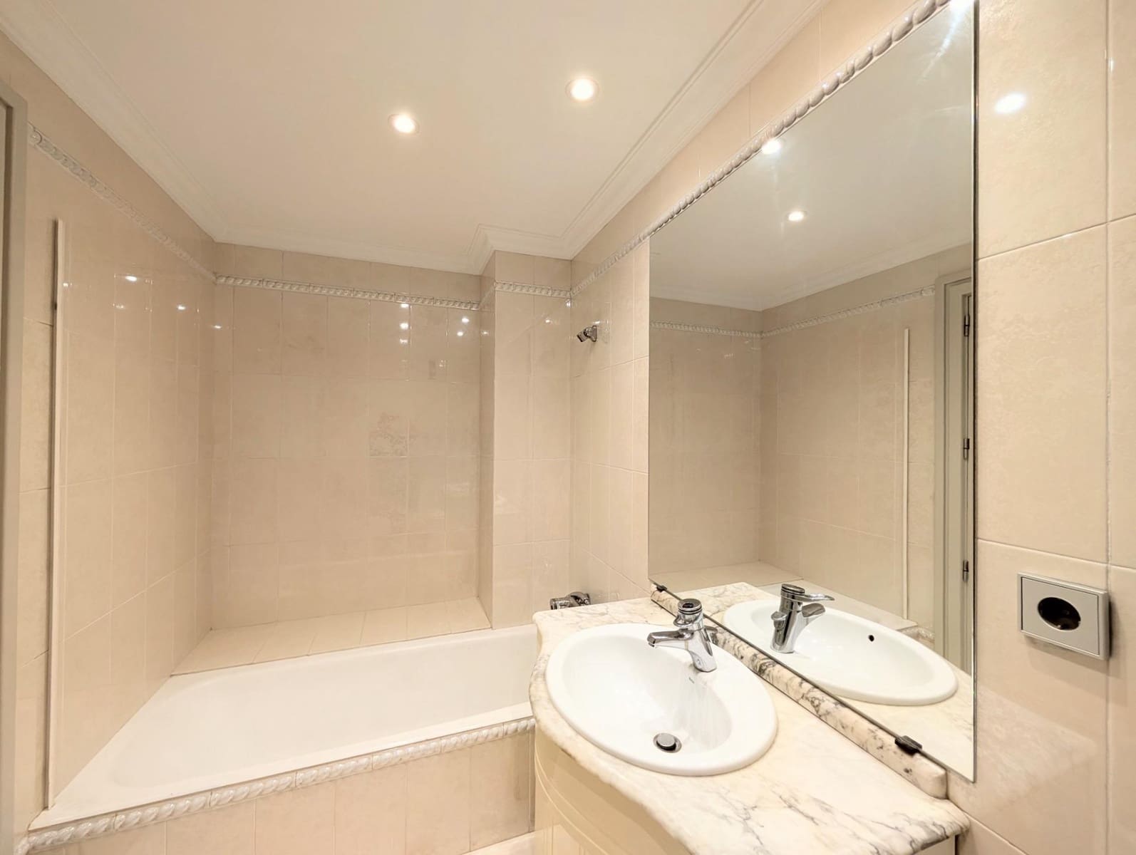 5 bedroom Flat for sale in Alicante / Alacant city with garage - € 850,000 (Ref: 9966735)