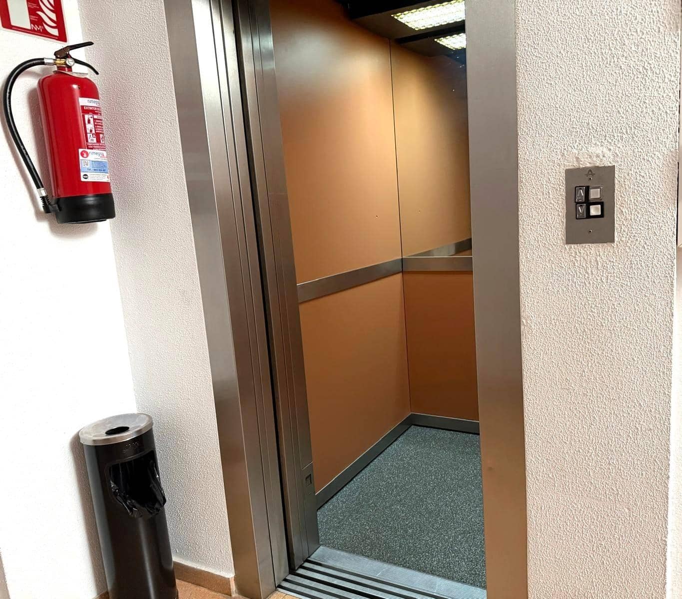 Appartement de 3 chambres à louer à Alicante ville avec piscine garage - 1 500 € (Ref: 9975564)
