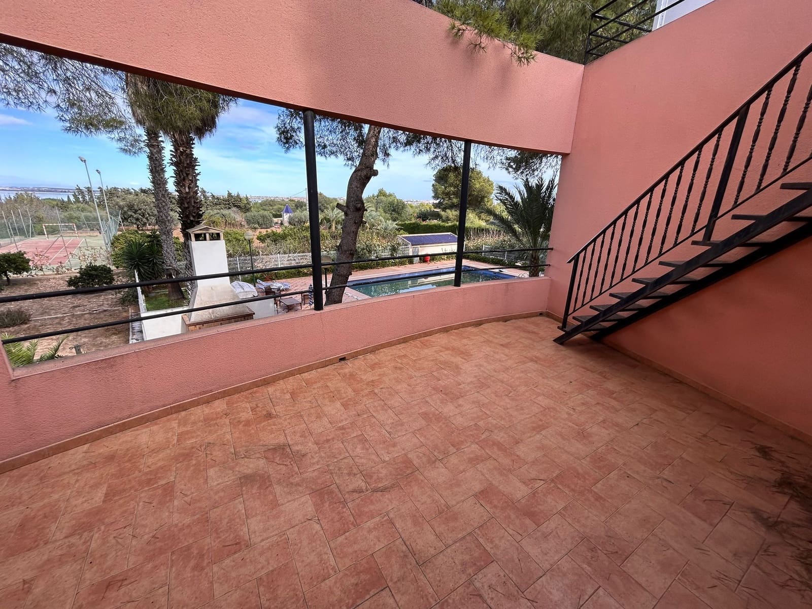 6 Zimmer Villa zu verkaufen in Torrevieja mit Pool Garage - 690.000 € (Ref: 8806709)