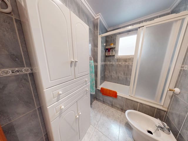 Piso de 2 habitaciones en Avenida Habaneras - Curva de Palangre, Torrevieja en venta - 115.000 € (Ref: 9129309)