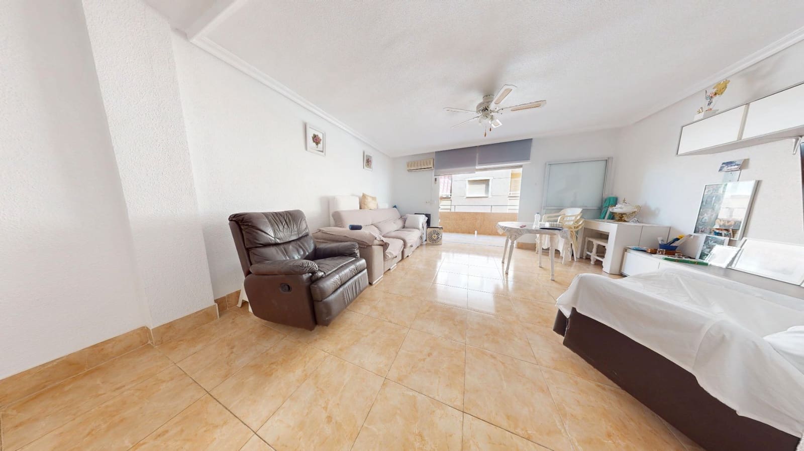 Piso de 3 habitaciones en Torrevieja en venta - 169.900 € (Ref: 9168355)
