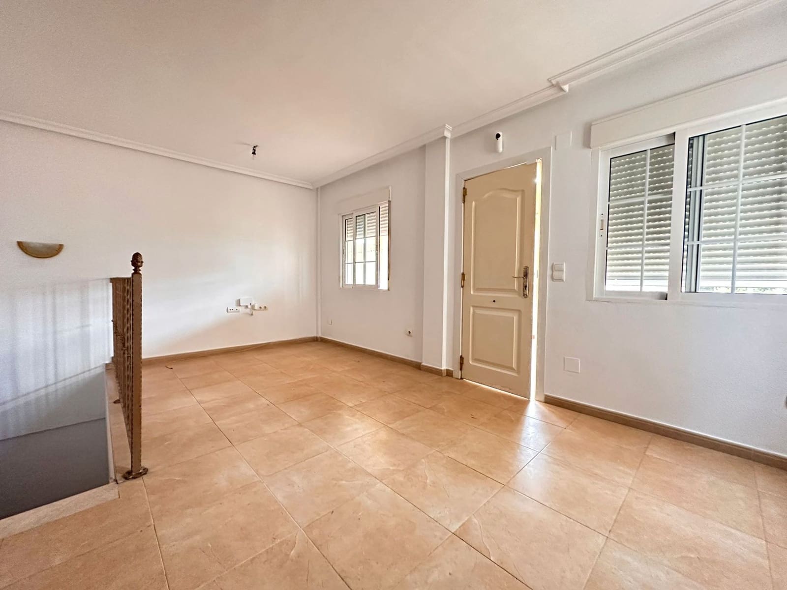 3 makuuhuone Huoneisto myytävänä paikassa Torrevieja mukana uima-altaan - 168 000 € (Ref: 9339249)